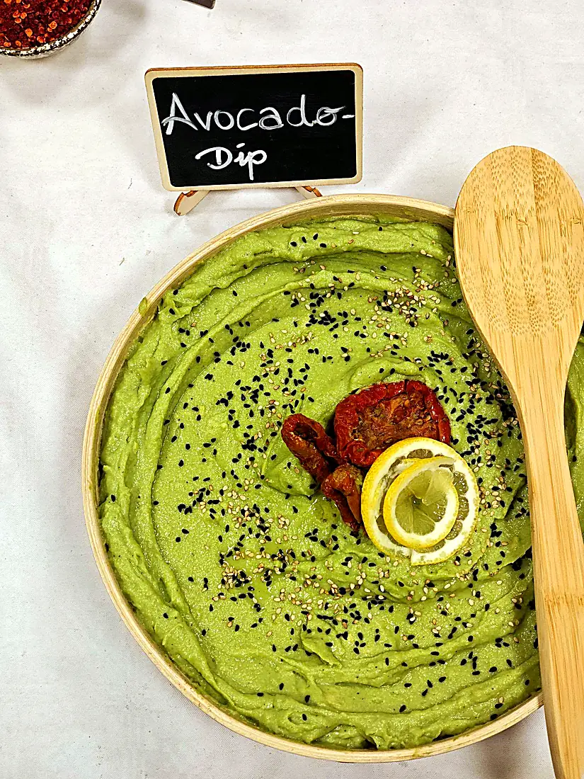 Avocado-Dip mit Schwarzkümmel, Zitrone und getrockneten Tomaten