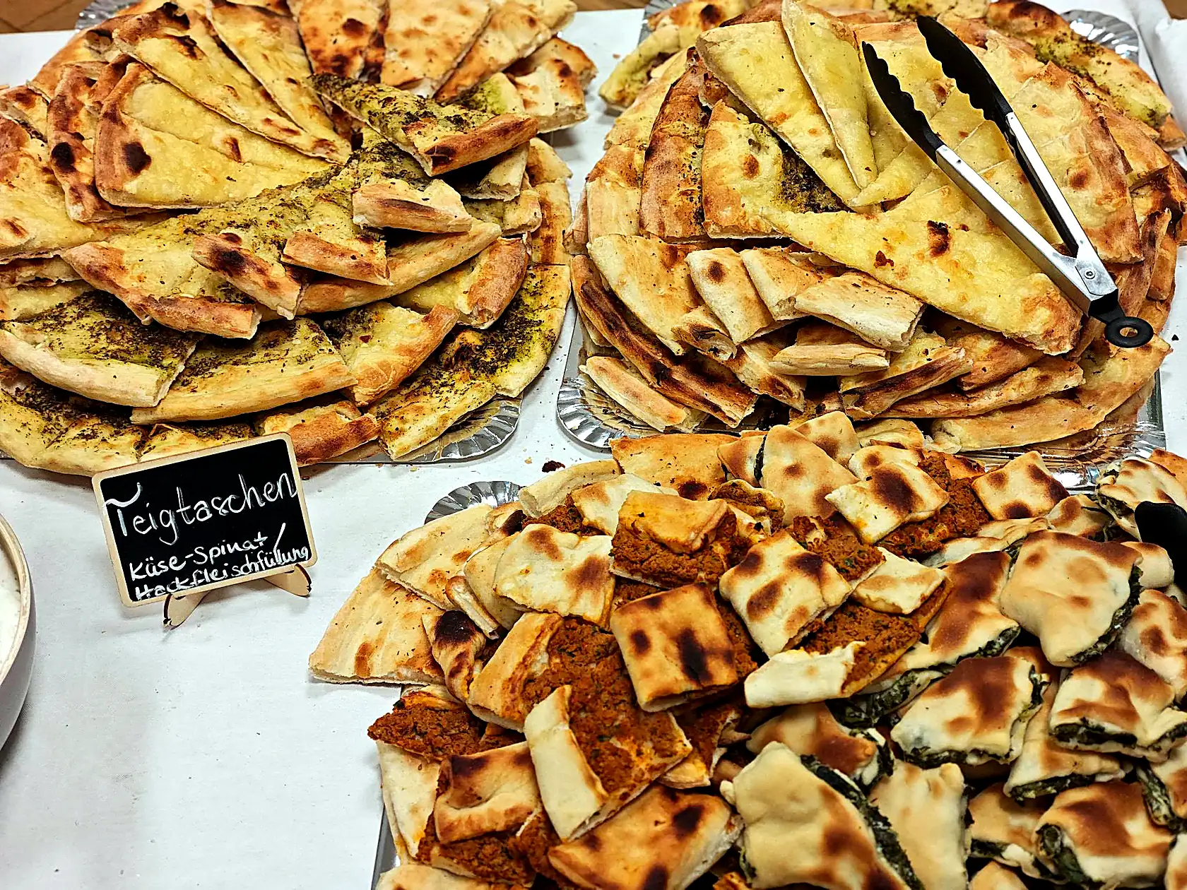 Catering-Buffet von Beirut Bites mit Teigtaschen, Fladenbrot und Dips