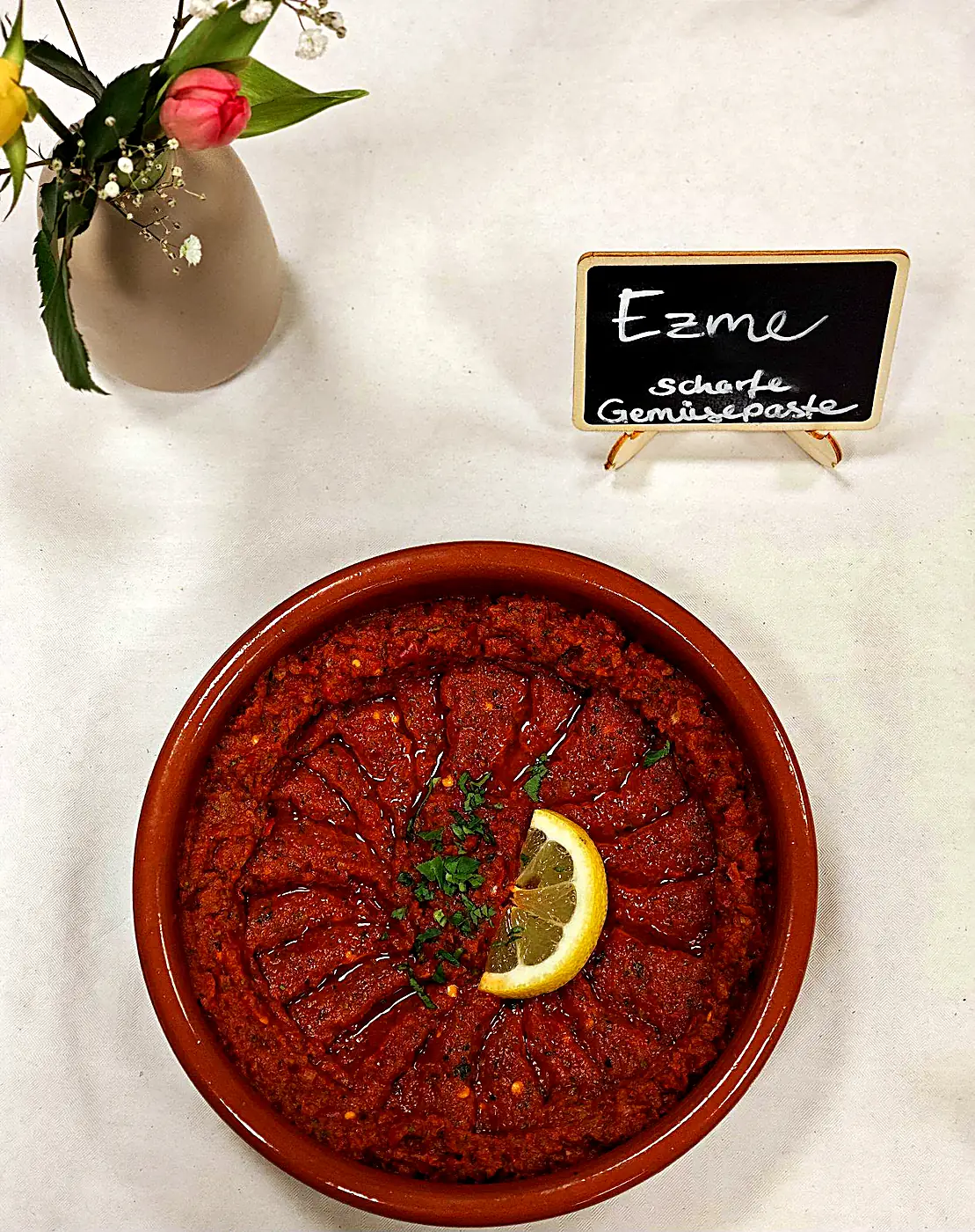 Ezme, scharfe Gemüsepaste, angerichtet auf einem Catering-Buffet von Beirut Bites