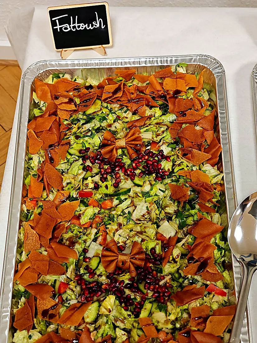 Fattoush-Salat mit knusprigem Brot und Granatapfelkernen