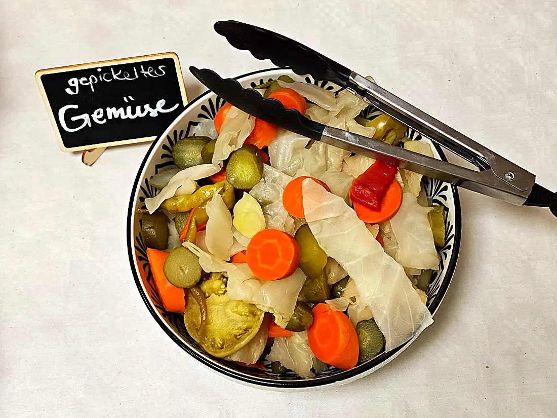 Schale mit gepickeltem Gemüse: Karotten, Salzgurken und Kohl