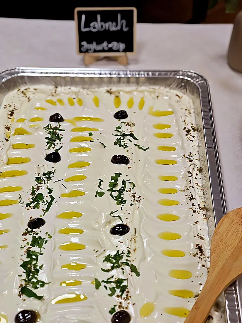 Labneh-Joghurt-Dip mit Olivenöl, Oliven und Kräutern