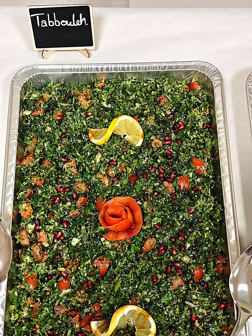 Tabbouleh-Salat mit Tomatenrose, Zitrone und Granatapfelkernen
