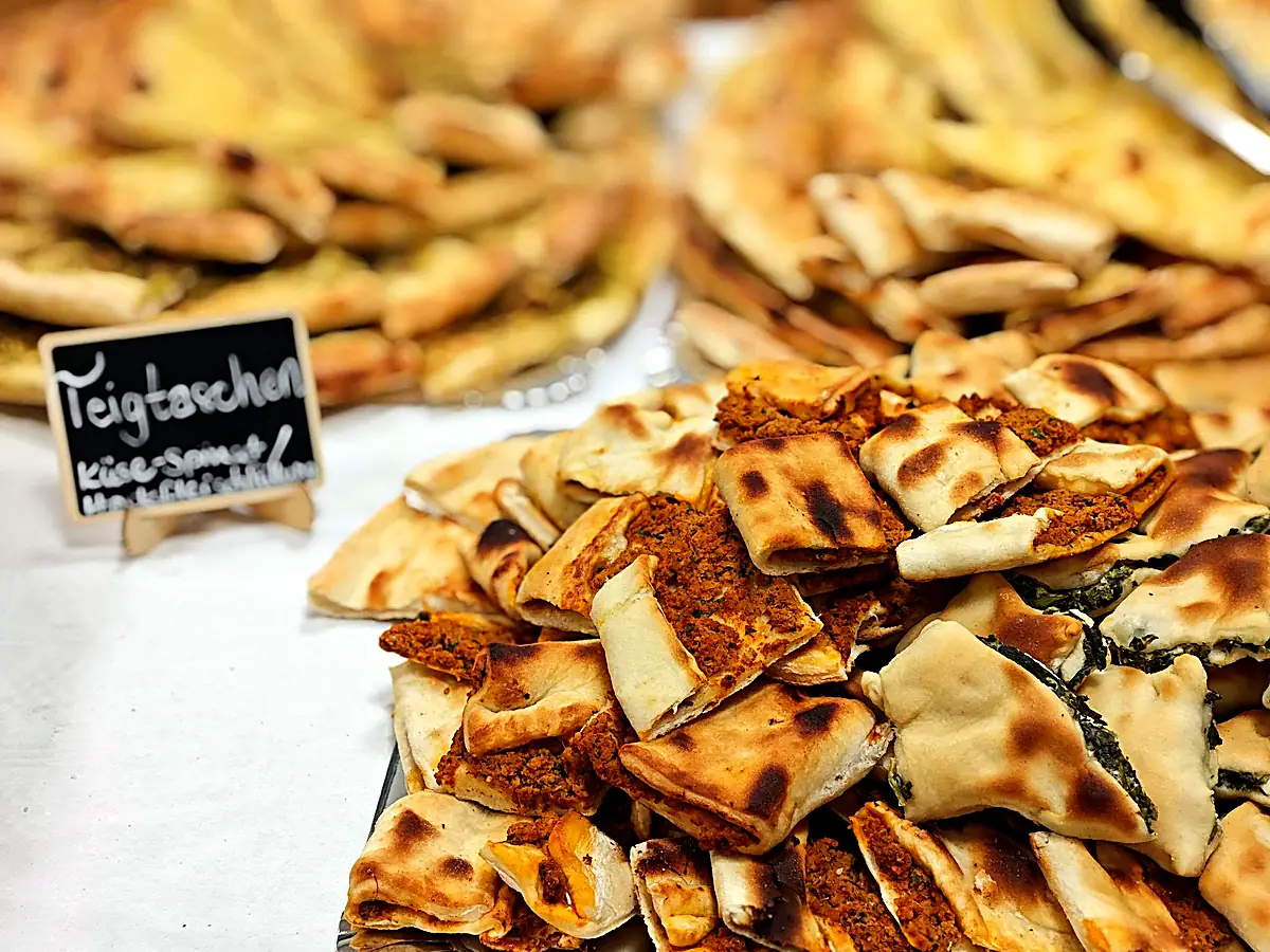 Gebackene Teigtaschen mit Käse-Spinat- und Hackfleischfüllung