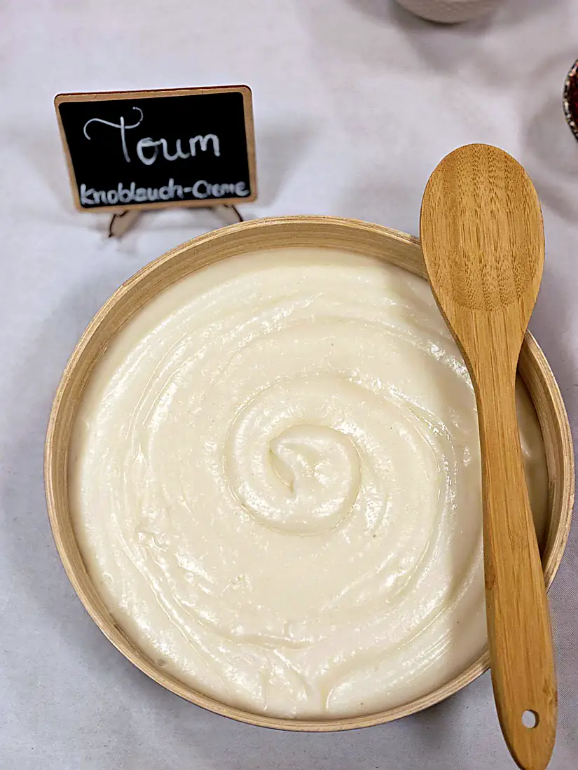Toum, libanesische Knoblauchcreme, in Holzschale mit Löffel