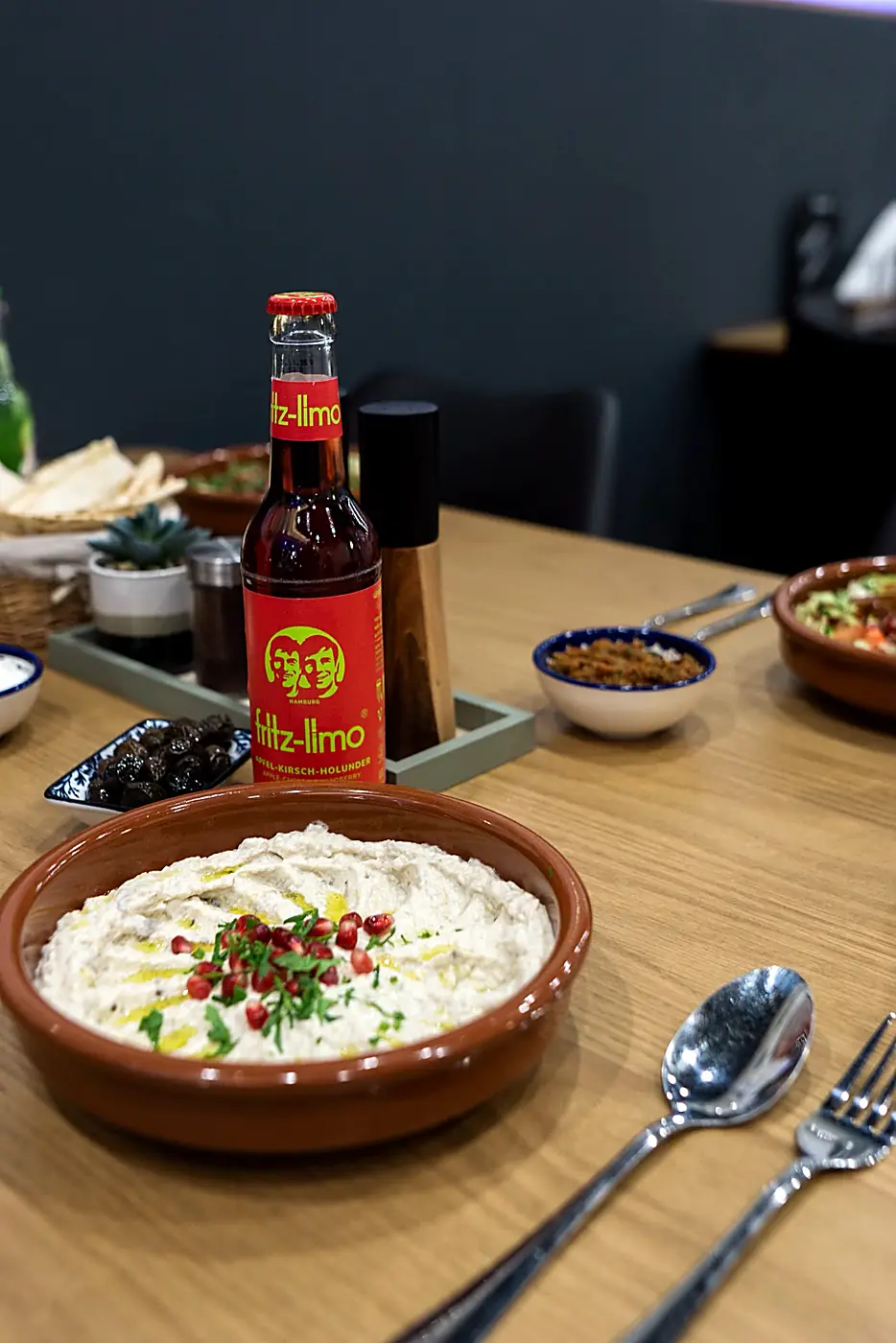 Frische Mezze mit Granatapfelkernen, serviert am Tisch im Restaurant