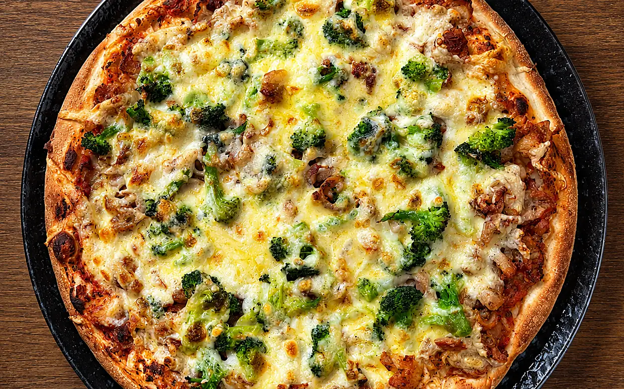 Frisch gebackene Pizza mit Brokkoli, Hähnchen und Käse